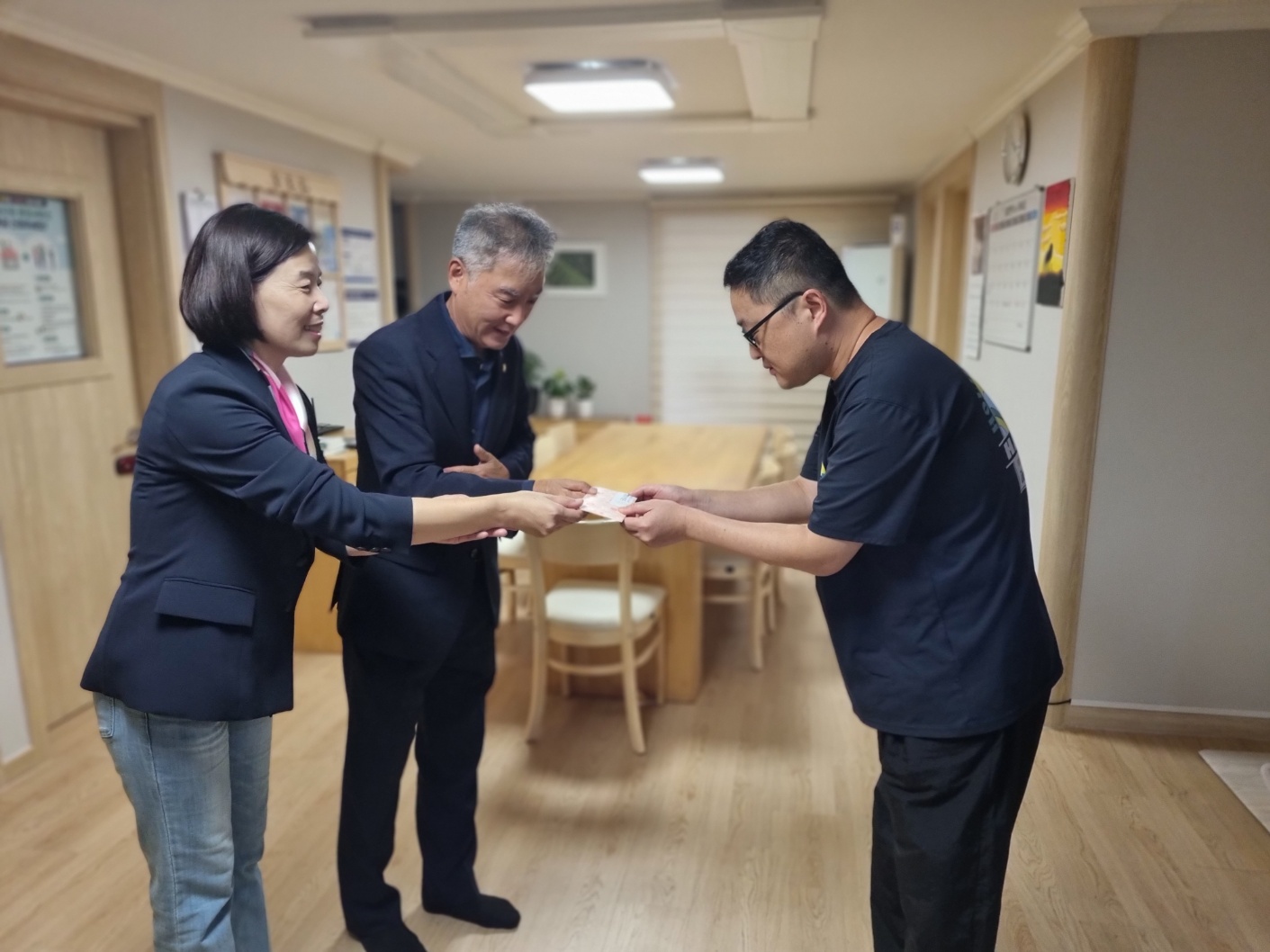 '군포시의회, 복지시설에 온정 나눔' 게시글의 사진(2) '군포시의회-추석 맞이 복지시설 위문 (2).jpg'