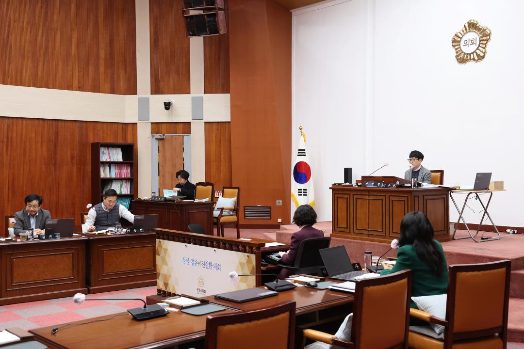 '군포시의회 “준공업지 공동주택 건축, 시기상조”' 게시글의 사진(2) '군포시의회 제272회 임시회 산업건설위원회(20240222-1).JPG'