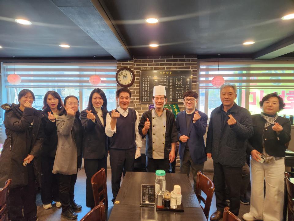 '군포시의회, 착한업소에 착함 더하기' 게시글의 사진(2) '군포시의회-착한가게 업소 미향에서 응원 식사(20250415).jpg'