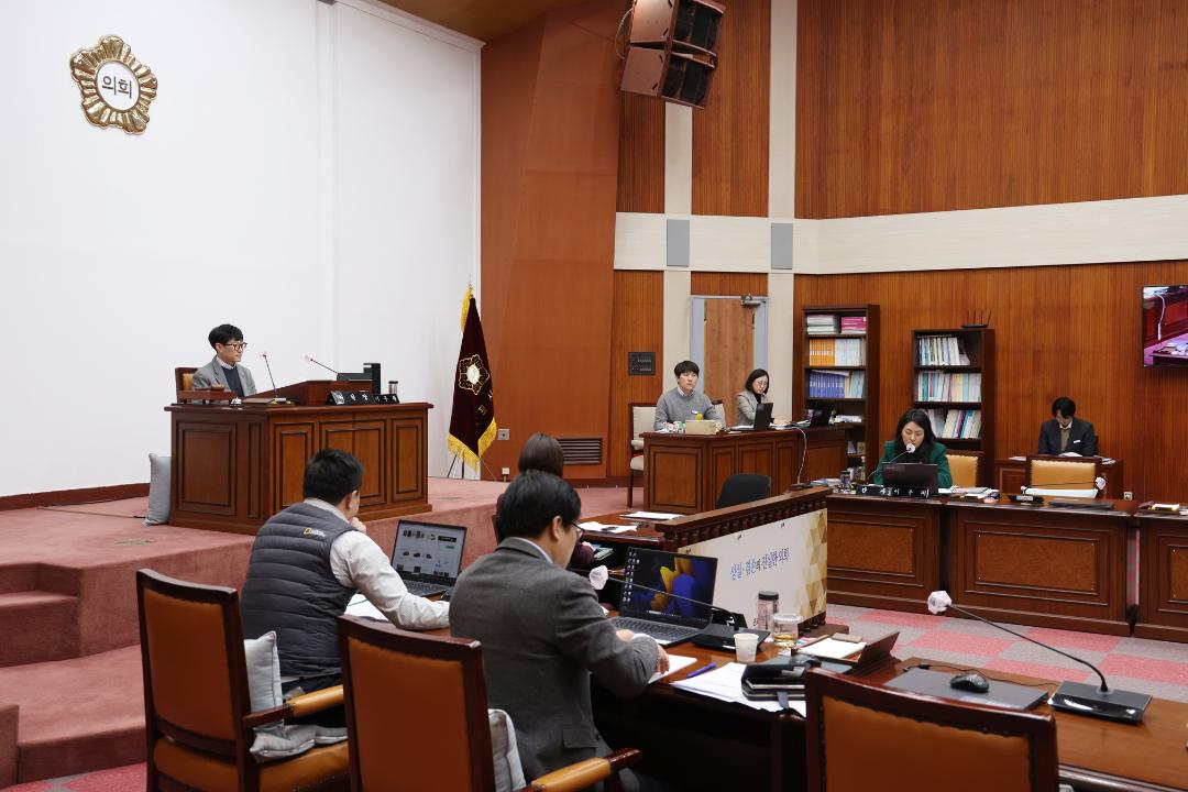 '군포시의회 “준공업지 공동주택 건축, 시기상조”' 게시글의 사진(3) '군포시의회 제272회 임시회 산업건설위원회(20240222-2).JPG'