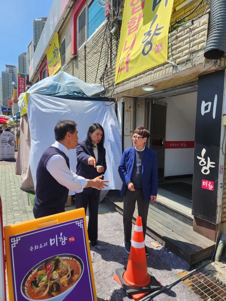 '군포시의회, 착한업소에 착함 더하기' 게시글의 사진(3) '군포시의회-산본전통시장 외부 아케이드 공사 현황 확인(20250415).jpg'